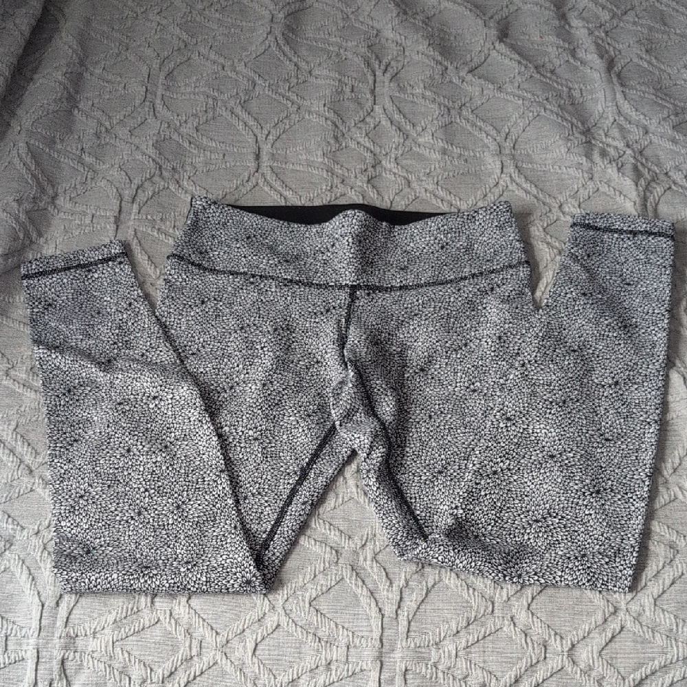 GUC s.6 Lululemon Black and White Patterned Leggings